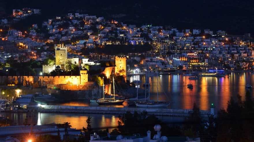Bodrum Gecelerine Ahengi Getiren Yer: Payidar Salon’da Rakı Balık Keyfi